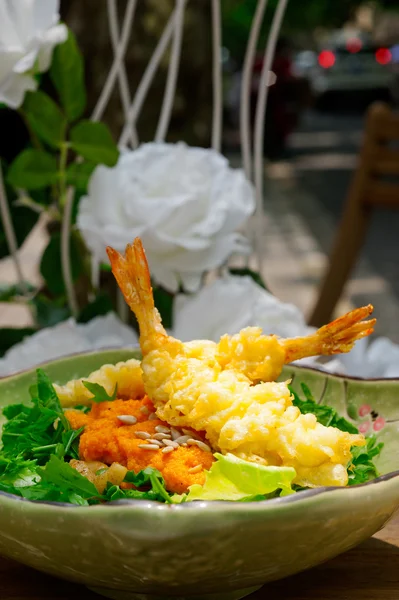 Crevettes tempura fraîches japonaises avec salade — Photo