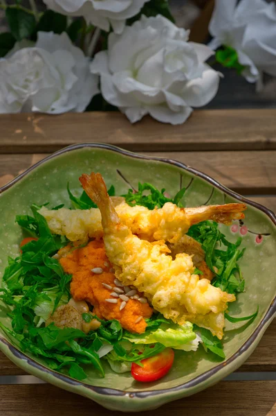 Crevettes tempura fraîches japonaises avec salade — Photo