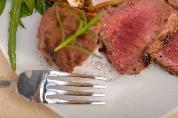 Filet de bœuf mignon grillé aux légumes — Photo