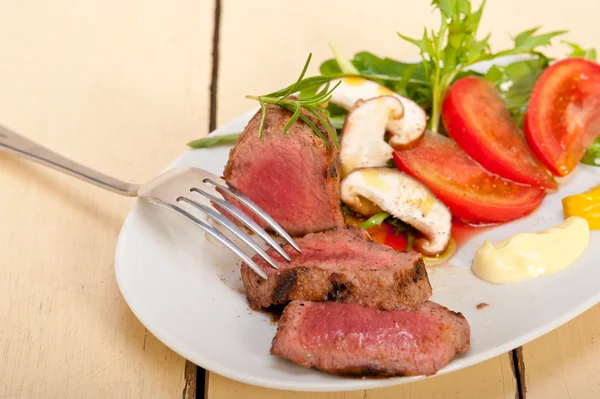 Marha vesepecsenye-szelet grillezett zöldségekkel — Stock Fotó