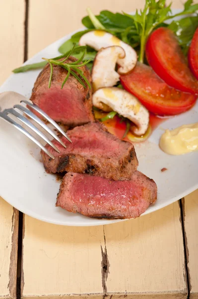 Filet de bœuf mignon grillé aux légumes — Photo