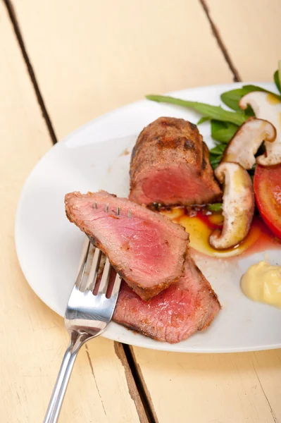 Beef filet mignon grilled with vegetables — Stock Photo, Image