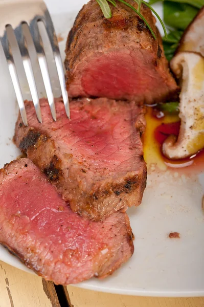 Rinderfilet Mignon mit Gemüse gegrillt — Stockfoto