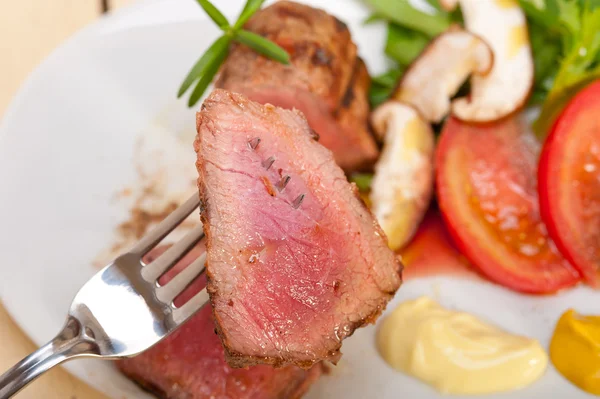 Filé de carne mignon grelhado com legumes — Fotografia de Stock