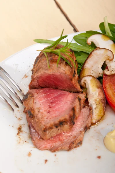 Filete de res mignon a la parrilla con verduras —  Fotos de Stock