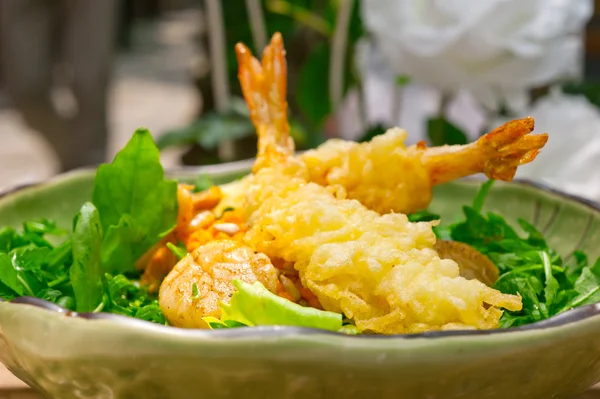 Crevettes tempura fraîches japonaises avec salade — Photo