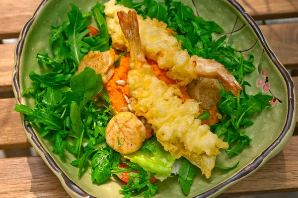 Crevettes tempura fraîches japonaises avec salade — Photo