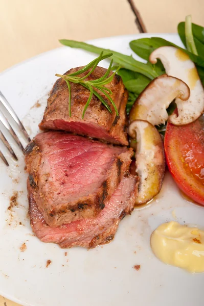 Beef filet mignon grilled with vegetables — Stock Photo, Image