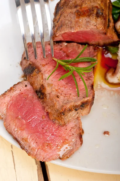 Rundvlees filet mignon gegrild met groenten — Stockfoto