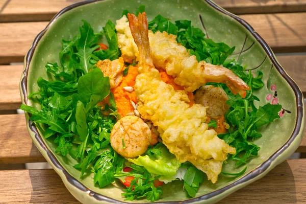 Färska japanska tempura räkor med sallad — Stockfoto