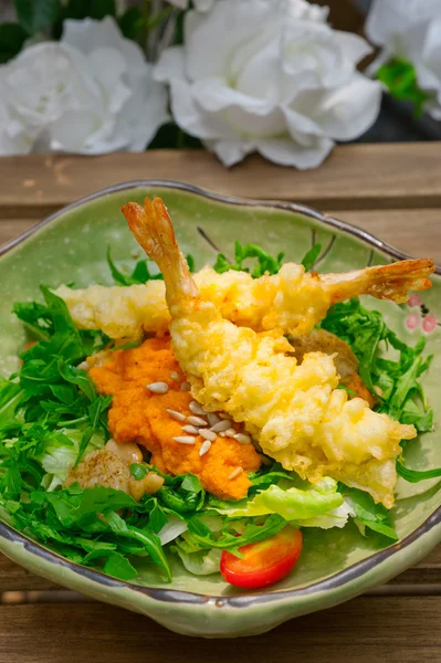Φρέσκο Ιαπωνικά tempura γαρίδες με σαλάτα — Φωτογραφία Αρχείου