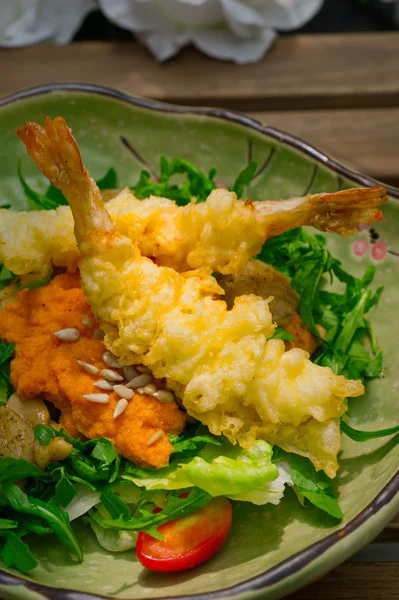 Camarão tempura japonês fresco com salada — Fotografia de Stock