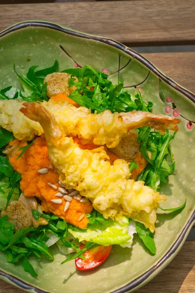 Japanse tempura van verse garnalen met salade — Stockfoto