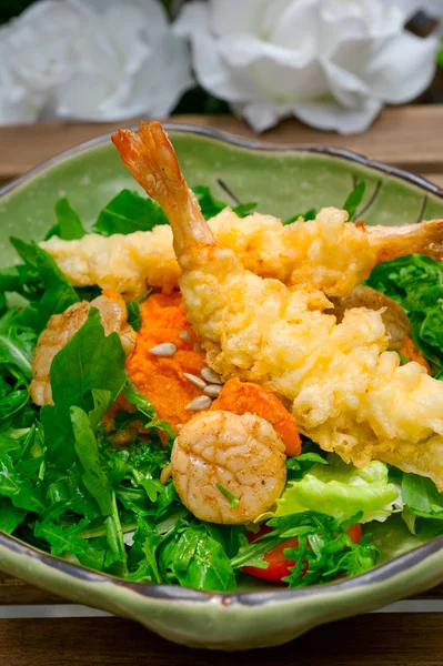Φρέσκο Ιαπωνικά tempura γαρίδες με σαλάτα — Φωτογραφία Αρχείου