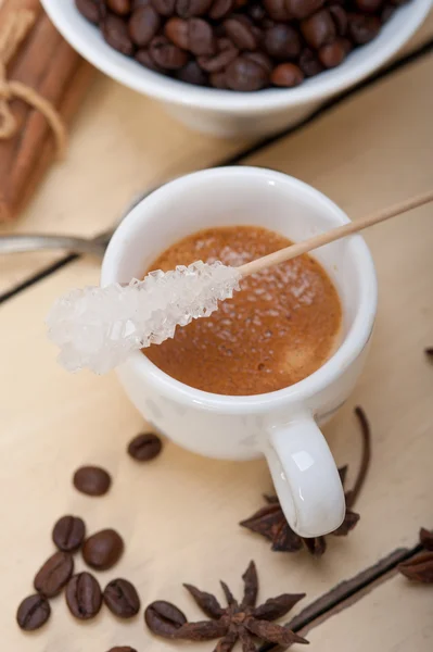 Espresso-Kaffee mit Zucker und Gewürzen — Stockfoto
