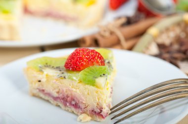 kivi ve çilekli turta tart 