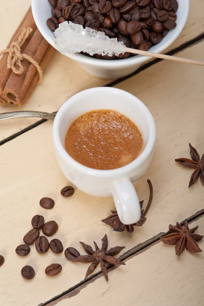 Espresso-Kaffee mit Zucker und Gewürzen — Stockfoto