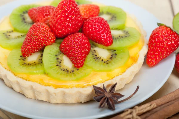 Crostata di kiwi e torta di fragole — Foto Stock