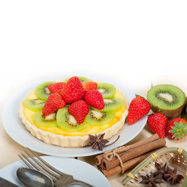 Kiwi and strawberry pie tart — Stock Photo, Image