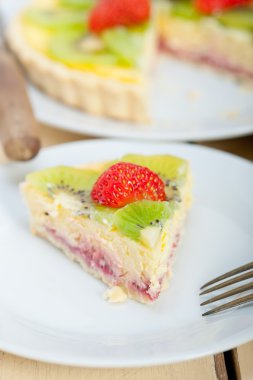 kivi ve çilekli turta tart 