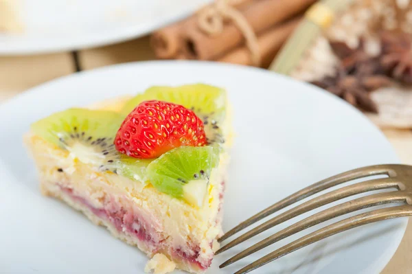 Kiwi and strawberry pie tart — Stock Photo, Image