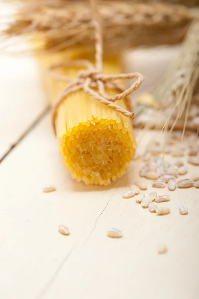 Сырая итальянская паста и пшеница дурума — стоковое фото