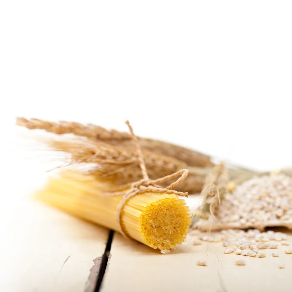 Macarrão italiano cru orgânico e trigo duro — Fotografia de Stock