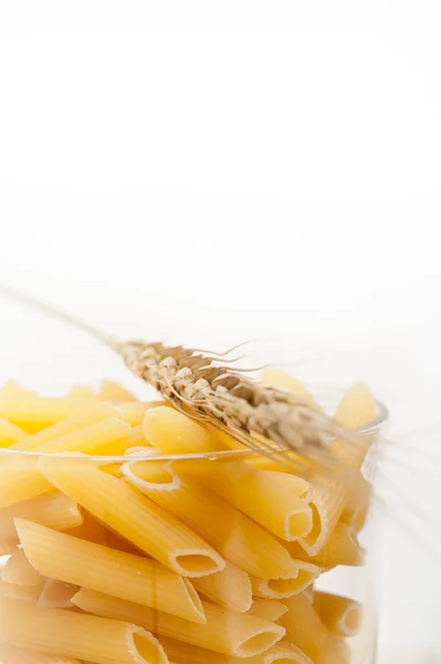 Pasta italiana penne con grano — Foto Stock