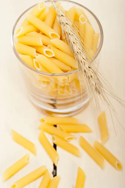 Pasta italiana penne con grano — Foto Stock