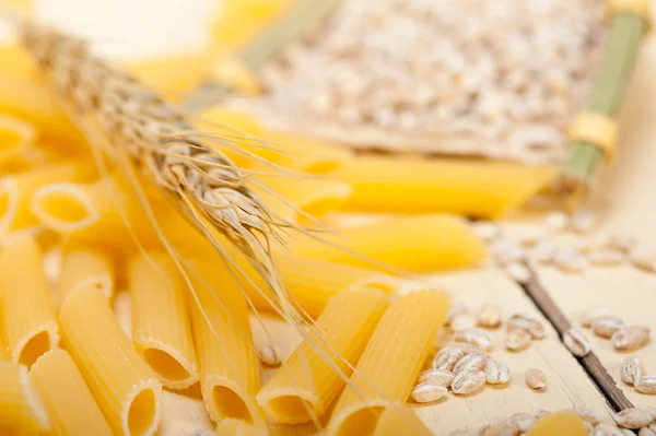 Penne de macarrão italiano com trigo — Fotografia de Stock