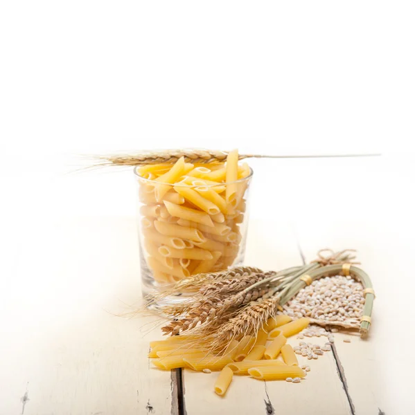 Penne de macarrão italiano com trigo — Fotografia de Stock