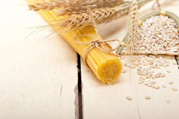 Macarrão italiano cru orgânico e trigo duro — Fotografia de Stock