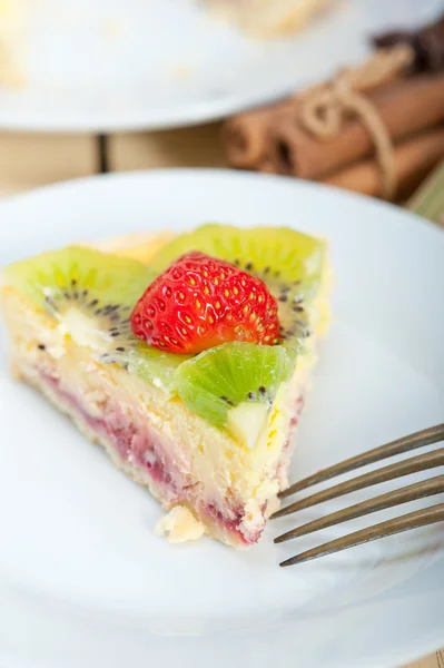 Kiwi and strawberry pie tart — Stock Photo, Image