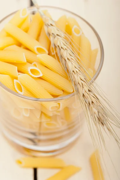 Pasta italiana penne con grano — Foto Stock