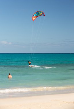  Bilinmeyen kitesurfer Corralejo, Fuerteventura Atlas Okyanusu'nda düz masmavi bir su üzerinde sörf