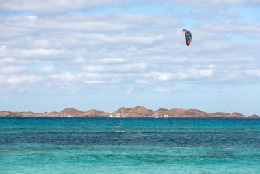  Bilinmeyen kitesurfer Corralejo, Fuerteventura Atlas Okyanusu'nda düz masmavi bir su üzerinde sörf