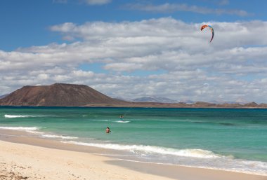 Bilinmeyen kitesurfer Corralejo, Fuerteventura Atlas Okyanusu'nda düz masmavi bir su üzerinde sörf