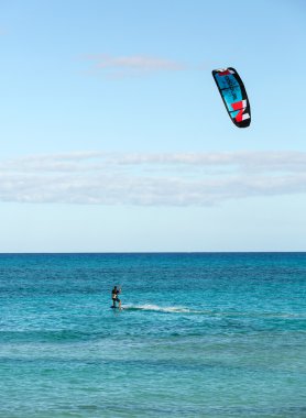 Bilinmeyen kitesurfer Corralejo, Fuerteventura, Kanarya Adaları, İspanya Atlas Okyanusu'nda düz masmavi bir su üzerinde sörf