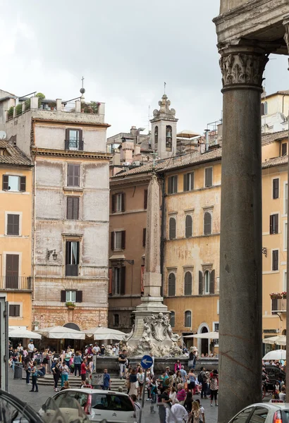 Um obelisco de seis metros e Fonte do Panteão (Fontana del Pantheon) na Piazza della Rotonda.. Roma — Fotografia de Stock