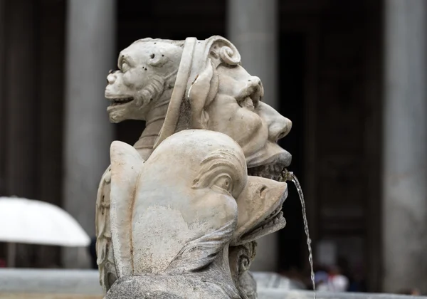 Närbild på fontän av Pantheon (Fontana del Pantheon) på Piazza della Rotonda. Rom, Italien — Stockfoto