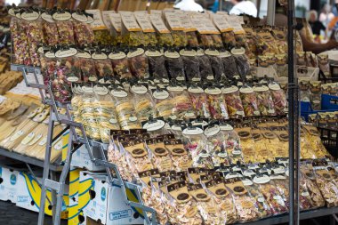 Renkli ve kahverengi makarna piyasada Roma'da Campo dei Fiori ambalajlı