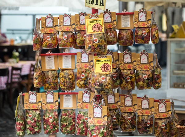 Verpakking met het kleurrijke en bruine pasta op de markt, de Campo dei Fiori in Rome — Stockfoto