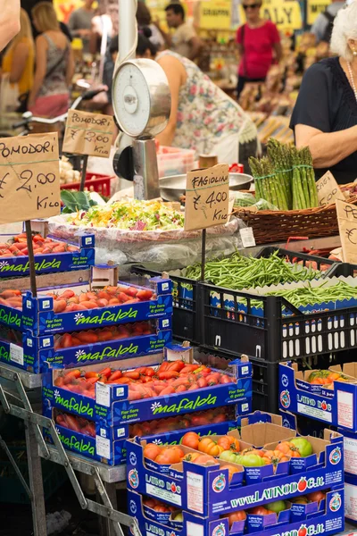 Frutas y verduras frescas en venta en Campo de Fiori, famoso mercado al aire libre en el centro de Roma —  Fotos de Stock