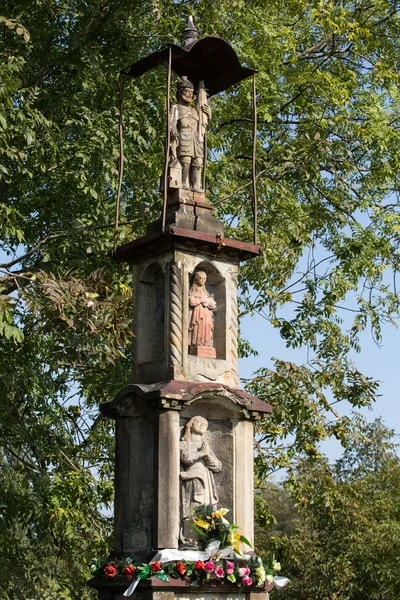 ヴィエリチカ クラクフの近くの古い路傍の神社 — ストック写真