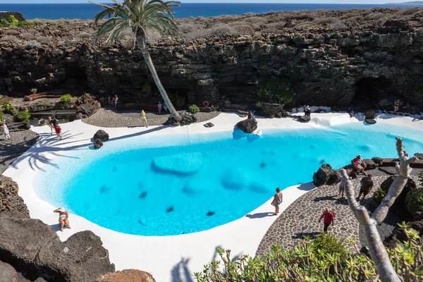 jameos del agua yüzme havuzunda. Lanzarote.Spain.