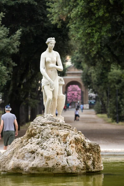 ヴィラ ・ ボルゲーゼ公園の白い大理石像。ローマ — ストック写真
