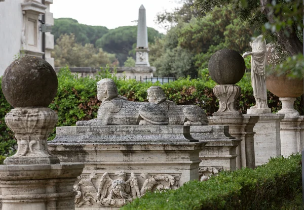 Marmurowy posąg w Villa Borghese, park publiczny w Rzymie. — Zdjęcie stockowe