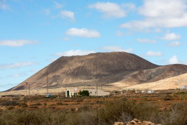 Peyzaj alanları ve Antigua village, Fuerteventura yakınındaki dağ