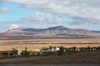 Peyzaj alanları ve Antigua village, Fuerteventura yakınındaki dağ