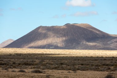 Peyzaj alanları ve Antigua village, Fuerteventura yakınındaki dağ